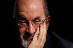 ملعون سلمان رشدی ایک آنکھ اور ایک ہاتھ سے محروم