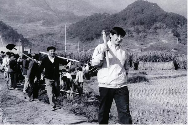 شی جین پینگ؛ از کارکردن در مزرعه تا ریاست بر چین

