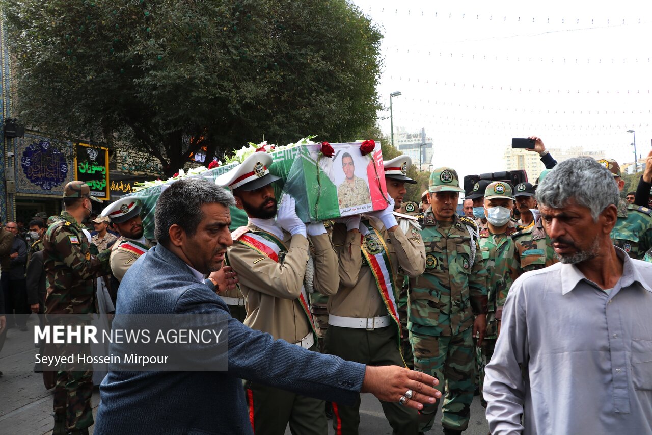 مسلح شرپسندوں سے جھڑپوں میں شہید ہونے والے سپاہی کی مشہد مقدس میں تشییع جنازہ