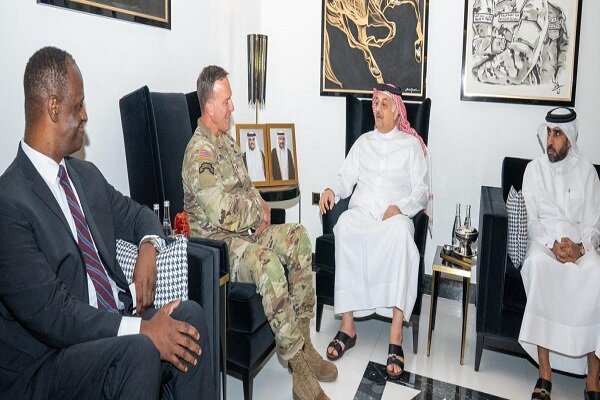 فرمانده نیروهای تروریستی سنتکام با وزیر دفاع قطر دیدار کرد