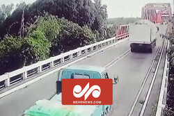 فیلم سقوط دو کامیون بر اثر ریزش پل در فیلیپین