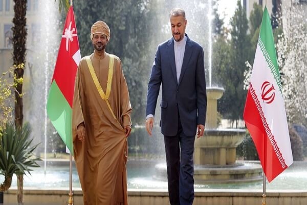 Iran, Oman FMs mull over developing coop. at regional level