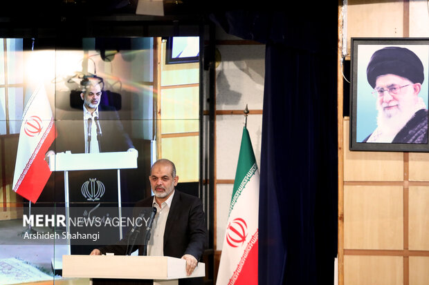 احمد وحیدی وزیر کشور و یکی از اعضای هیئت دولت جمهوری اسلامی در حال سخنرانی در مراسم همایش اقدامات انجام شده در ۲۰۲۰ محله کم برخوردار است