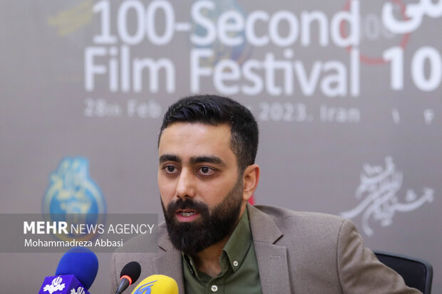 یوسف منصوری دبیر جشنواره فیلم ۱۰۰ در حال تشریح برنامه های این جشنواره در  نشست خبری سیزدهمین جشنواره بین المللی فیلم ۱۰۰ است