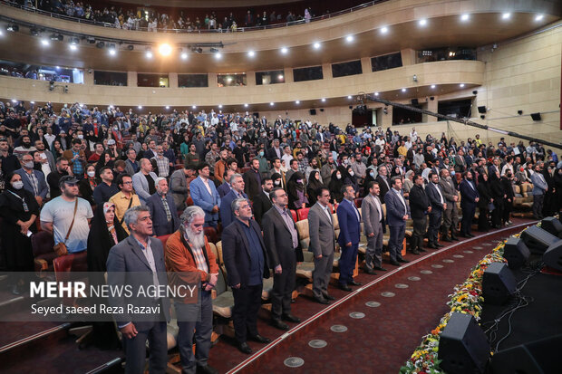 در ابتدای این مراسم مدعوین در حال ادای احترام به سرود مقدس جمهوری اسلامی ایران هستند