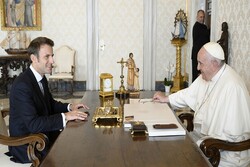 ماکرون: پاپ میان پوتین و بایدن وساطت کنند