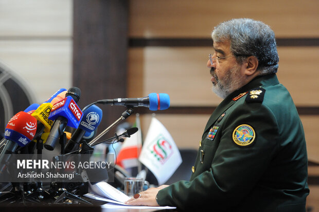 غلامرضا جلالی رئیس سازمان پدافند غیرعامل کشور در حال سخنرانی در نشست خبری رئیس سازمان پدافند غیرعامل کشور است