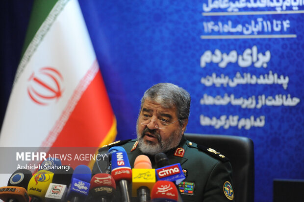 غلامرضا جلالی رئیس سازمان پدافند غیرعامل کشور در حال سخنرانی در نشست خبری رئیس سازمان پدافند غیرعامل کشور است