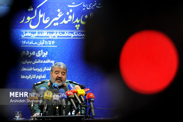 غلامرضا جلالی رئیس سازمان پدافند غیرعامل کشور در حال سخنرانی در نشست خبری رئیس سازمان پدافند غیرعامل کشور است