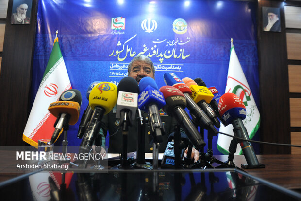 غلامرضا جلالی رئیس سازمان پدافند غیرعامل کشور در حال پاسخ دادن به سوالات خبرنگاران در نشست خبری رئیس سازمان پدافند غیرعامل کشور است