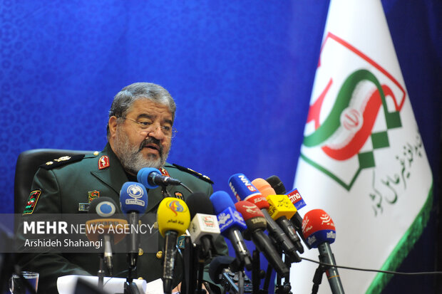 غلامرضا جلالی رئیس سازمان پدافند غیرعامل کشور در حال پاسخ دادن به سوالات خبرنگاران در نشست خبری رئیس سازمان پدافند غیرعامل کشور است