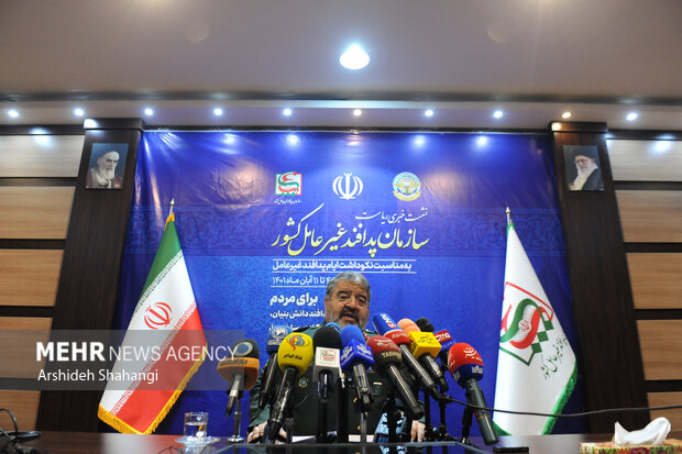 غلامرضا جلالی رئیس سازمان پدافند غیرعامل کشور در حال پاسخ دادن به سوالات خبرنگاران در نشست خبری رئیس سازمان پدافند غیرعامل کشور است