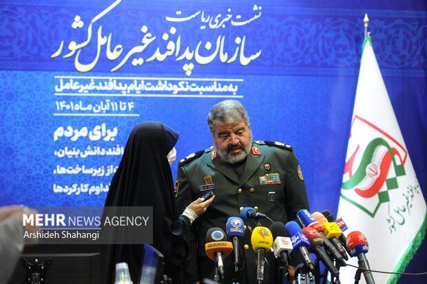 غلامرضا جلالی رئیس سازمان پدافند غیرعامل کشور در حال پاسخ دادن به سوالات خبرنگاران در نشست خبری رئیس سازمان پدافند غیرعامل کشور است