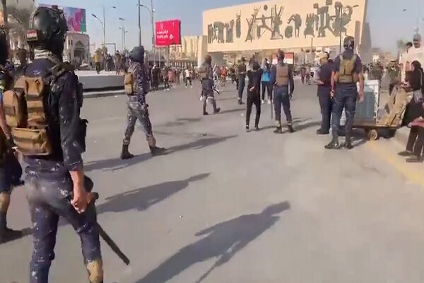 درگیری تظاهرکنندگان و نیروهای امنیتی در بغداد+فیلم