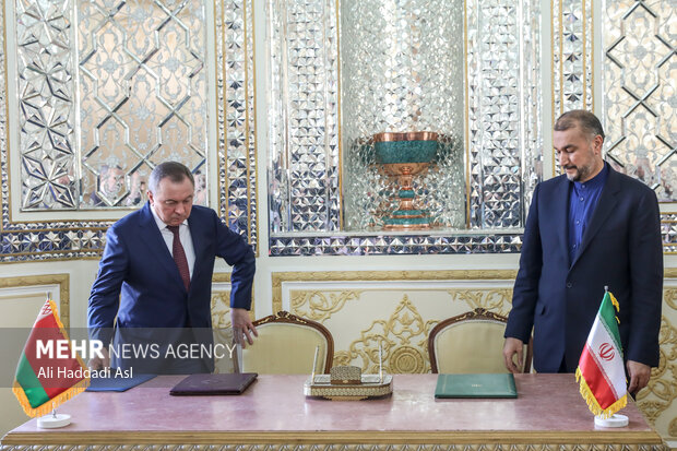 حسین امیرعبداللهیان وزیر امور خارجه ایران و  ولادیمیر ماکی وزیر امور خارجه بلاروس در حال عقد تفاهم نامه میان دو کشور هستند
