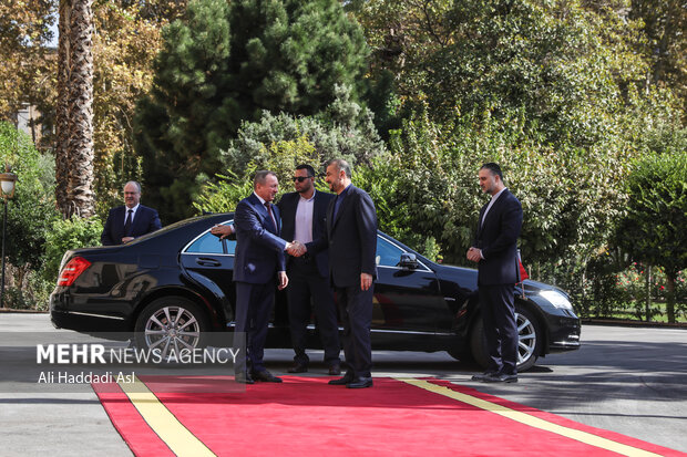 حسین امیرعبداللهیان وزیر امور خارجه ایران  در حال خوش آمد گویی به  ولادیمیر ماکی وزیر امور خارجه بلاروس است