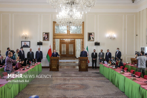 حسین امیرعبداللهیان وزیر امور خارجه ایران و  ولادیمیر ماکی وزیر امور خارجه بلاروس در نشست خبری حضور دارند