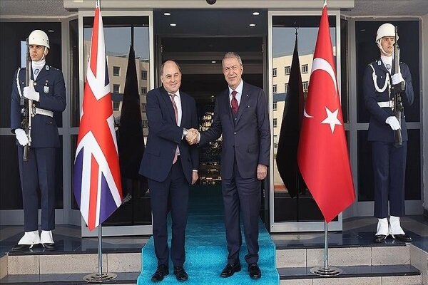 دیدار وزرای دفاع ترکیه و انگلیس