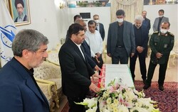 ادای احترام معاون اول رئیس جمهور به پیکر یکی از شهدای حادثه تروریستی شیراز