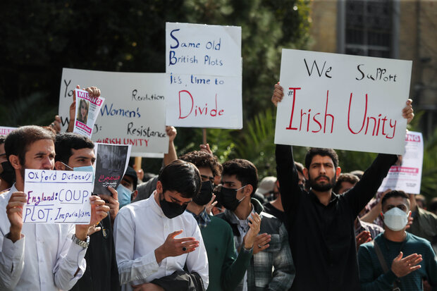 دانشجویان دانشگاه‌های تهران صبح امروز پنجشنبه ۵ آبان ۱۴۰۱ در مقابل سفارت انگلیس در تهران تجمع و نسبت به نقش دولت انگلیس و رسانه‌های وابسته به این کشور در اغتشاشات اخیر کشور اعتراض کردند