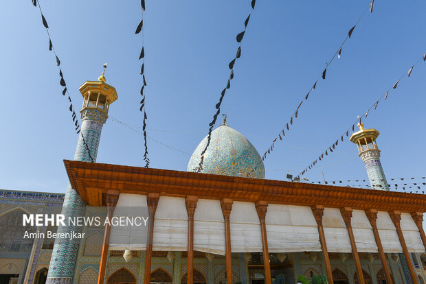 چادر عزاداری در شاهچراغ (ع) آویخته شد