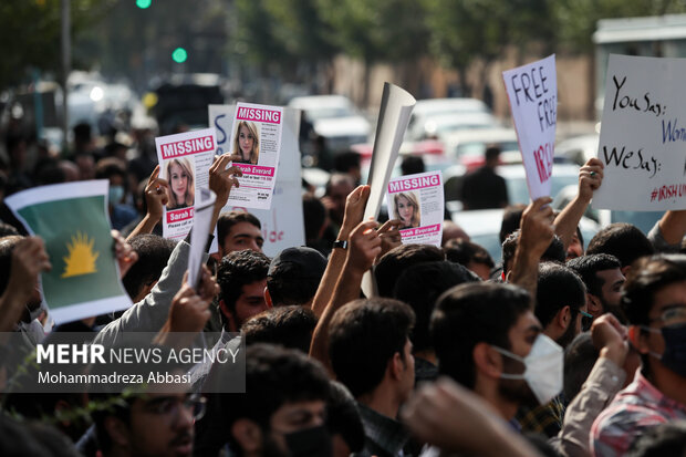 دانشجویان دانشگاه‌های تهران صبح امروز پنجشنبه ۵ آبان ۱۴۰۱ در مقابل سفارت انگلیس در تهران تجمع و نسبت به نقش دولت انگلیس و رسانه‌های وابسته به این کشور در اغتشاشات اخیر کشور اعتراض کردند