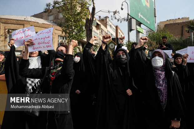 دانشجویان دانشگاه‌های تهران صبح امروز پنجشنبه ۵ آبان ۱۴۰۱ در مقابل سفارت انگلیس در تهران تجمع و نسبت به نقش دولت انگلیس و رسانه‌های وابسته به این کشور در اغتشاشات اخیر کشور اعتراض کردند