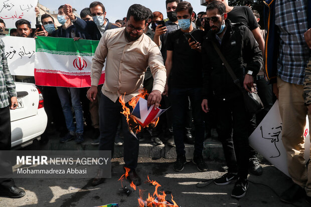 دانشجویان دانشگاه‌های تهران صبح امروز پنجشنبه ۵ آبان ۱۴۰۱ در مقابل سفارت انگلیس در تهران تجمع و نسبت به نقش دولت انگلیس و رسانه‌های وابسته به این کشور در اغتشاشات اخیر کشور اعتراض کردند