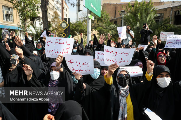 دانشجویان دانشگاه‌های تهران صبح امروز پنجشنبه ۵ آبان ۱۴۰۱ در مقابل سفارت انگلیس در تهران تجمع و نسبت به نقش دولت انگلیس و رسانه‌های وابسته به این کشور در اغتشاشات اخیر کشور اعتراض کردند