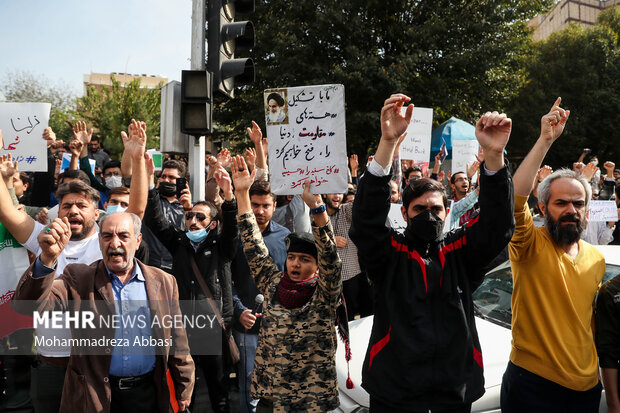 دانشجویان دانشگاه‌های تهران صبح امروز پنجشنبه ۵ آبان ۱۴۰۱ در مقابل سفارت انگلیس در تهران تجمع و نسبت به نقش دولت انگلیس و رسانه‌های وابسته به این کشور در اغتشاشات اخیر کشور اعتراض کردند