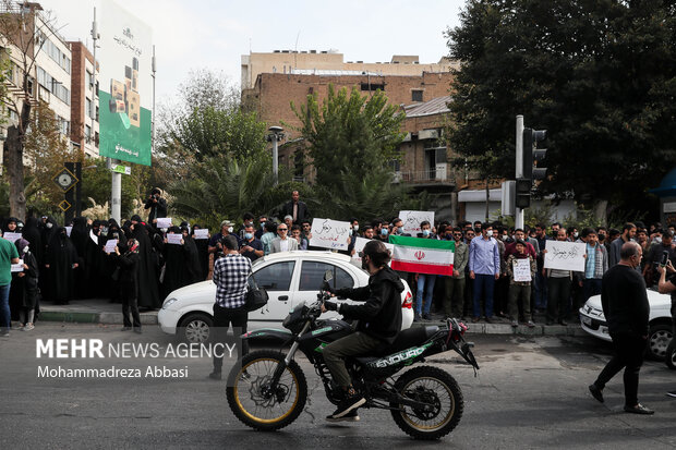 دانشجویان دانشگاه‌های تهران صبح امروز پنجشنبه ۵ آبان ۱۴۰۱ در مقابل سفارت انگلیس در تهران تجمع و نسبت به نقش دولت انگلیس و رسانه‌های وابسته به این کشور در اغتشاشات اخیر کشور اعتراض کردند