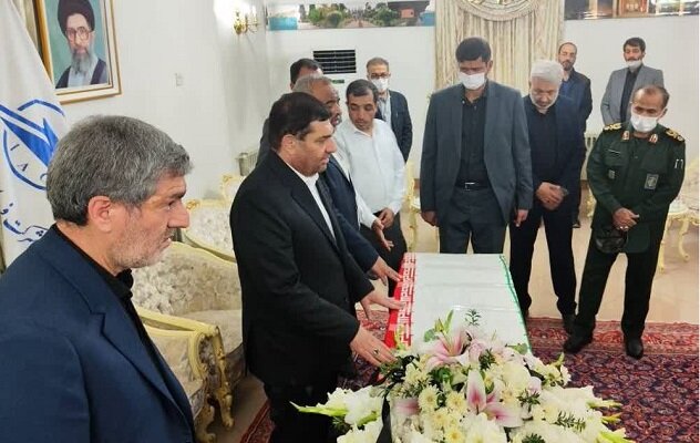 ادای احترام «محمد مخبر» به پیکر یکی از شهدای حادثه تروریستی شیراز