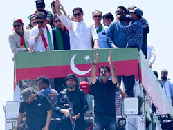 پاکستان میں حقیقی آزادی لانگ مارچ کا آغاز، عمران خان نے پلاننگ تبدیل کردی