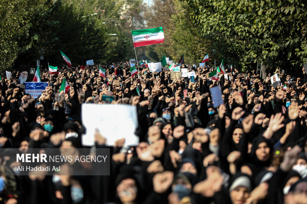 در پی جنایت حرم مطهر احمدبن موسی (ع) مردم شهر تهران در روز جمعه ۶ آبان ماه ۱۴۰۱ و بعد از اقامه نماز جمعه به راهپیمایی پرداخته و عاملان این جنایت را محکوم کردند و همچنین همزمان با این راهپیمایی پیکر شهیدان سرگرد امیر کمندی و سید فرید معصومی تشییع و بدرقه شد