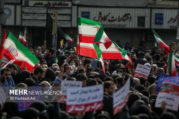 در پی جنایت حرم مطهر احمدبن موسی (ع) مردم شهر تهران در روز جمعه ۶ آبان ماه ۱۴۰۱ و بعد از اقامه نماز جمعه به راهپیمایی پرداخته و عاملان این جنایت را محکوم کردند و همچنین همزمان با این راهپیمایی پیکر شهیدان سرگرد امیر کمندی و سید فرید معصومی تشییع و بدرقه شد