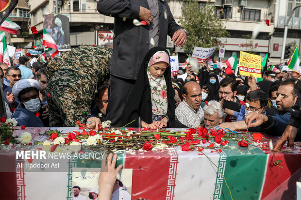 در پی جنایت حرم مطهر احمدبن موسی (ع) مردم شهر تهران در روز جمعه ۶ آبان ماه ۱۴۰۱ و بعد از اقامه نماز جمعه به راهپیمایی پرداخته و عاملان این جنایت را محکوم کردند و همچنین همزمان با این راهپیمایی پیکر شهیدان سرگرد امیر کمندی و سید فرید معصومی تشییع و بدرقه شد