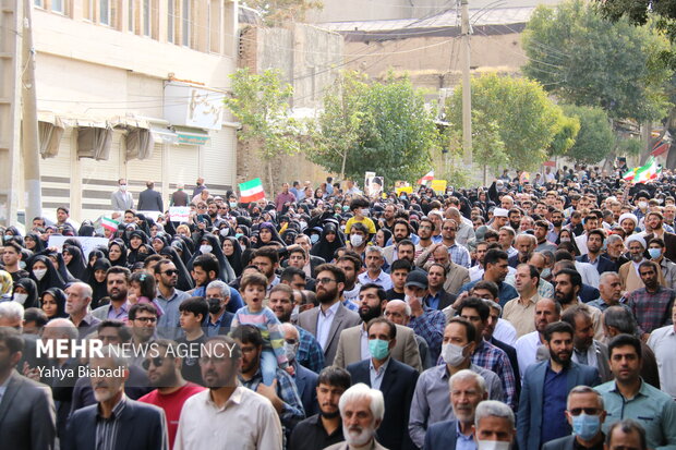 راهپیمایی مردم کرمانشاه در محکومیت حادثه تروریستی حرم شاهچراغ