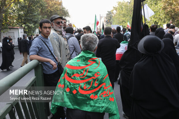 در پی جنایت حرم مطهر احمدبن موسی (ع) مردم شهر تهران در روز جمعه ۶ آبان ماه ۱۴۰۱ و بعد از اقامه نماز جمعه به راهپیمایی پرداخته و عاملان این جنایت را محکوم کردند و همچنین همزمان با این راهپیمایی پیکر شهیدان سرگرد امیر کمندی و سید فرید معصومی تشییع و بدرقه شد