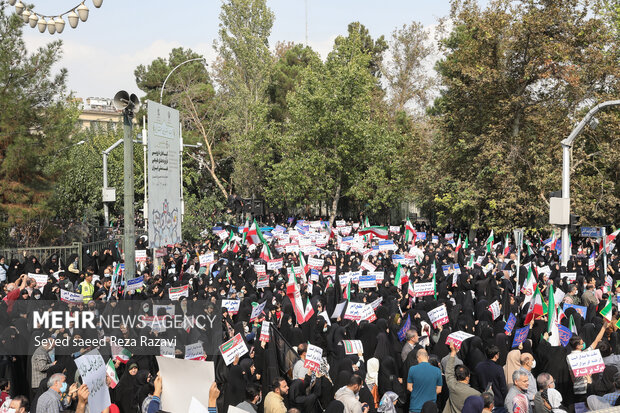 در پی جنایت حرم مطهر احمدبن موسی (ع) مردم شهر تهران در روز جمعه ۶ آبان ماه ۱۴۰۱ و بعد از اقامه نماز جمعه به راهپیمایی پرداخته و عاملان این جنایت را محکوم کردند و همچنین همزمان با این راهپیمایی پیکر شهیدان سرگرد امیر کمندی و سید فرید معصومی تشییع و بدرقه شد