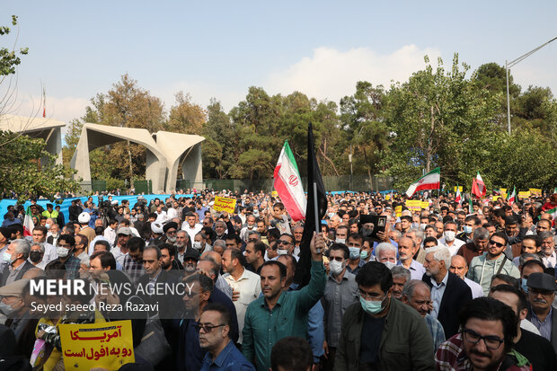 در پی جنایت حرم مطهر احمدبن موسی (ع) مردم شهر تهران در روز جمعه ۶ آبان ماه ۱۴۰۱ و بعد از اقامه نماز جمعه به راهپیمایی پرداخته و عاملان این جنایت را محکوم کردند و همچنین همزمان با این راهپیمایی پیکر شهیدان سرگرد امیر کمندی و سید فرید معصومی تشییع و بدرقه شد