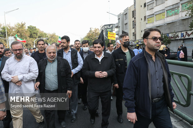 محمد مخبر معاون اول رئیس‌جمهور در راهپیمایی مردم تهران در پی جنایت حرم مطهر احمدبن موسی (ع)حضور دارد