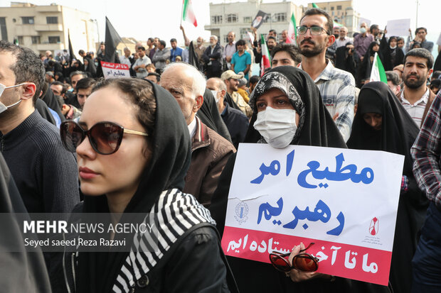 در پی جنایت حرم مطهر احمدبن موسی (ع) مردم شهر تهران در روز جمعه ۶ آبان ماه ۱۴۰۱ و بعد از اقامه نماز جمعه به راهپیمایی پرداخته و عاملان این جنایت را محکوم کردند و همچنین همزمان با این راهپیمایی پیکر شهیدان سرگرد امیر کمندی و سید فرید معصومی تشییع و بدرقه شد