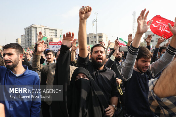 در پی جنایت حرم مطهر احمدبن موسی (ع) مردم شهر تهران در روز جمعه ۶ آبان ماه ۱۴۰۱ و بعد از اقامه نماز جمعه به راهپیمایی پرداخته و عاملان این جنایت را محکوم کردند و همچنین همزمان با این راهپیمایی پیکر شهیدان سرگرد امیر کمندی و سید فرید معصومی تشییع و بدرقه شد