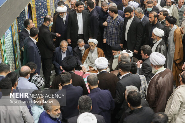 حجت الاسلام سید ابراهیم رئیسی رئیس‌جمهور  در حال وداع با پیکر شهدای مدافع امنیت است