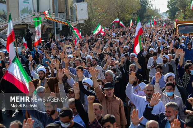 راهپیمایی مردم قم در محکومیت اقدام تروریستی شاهچراغ