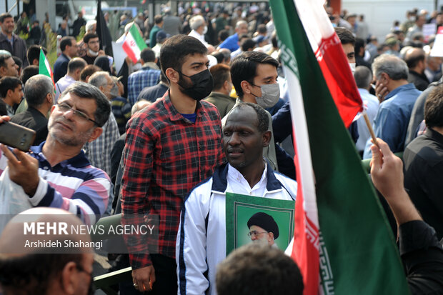 در پی جنایت حرم مطهر احمدبن موسی (ع) مردم شهر تهران در روز جمعه ۶ آبان ماه ۱۴۰۱ و بعد از اقامه نماز جمعه به راهپیمایی پرداخته و عاملان این جنایت را محکوم کردند و همچنین همزمان با این راهپیمایی پیکر شهیدان سرگرد امیر کمندی و سید فرید معصومی تشییع و بدرقه شد