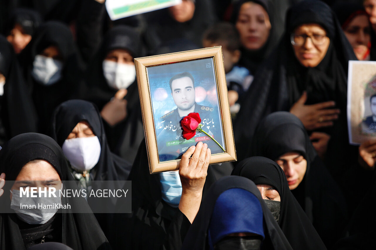 پیکر شهید «علی نظری» بر دستان مردم قدرشناس ملایر تشییع شد