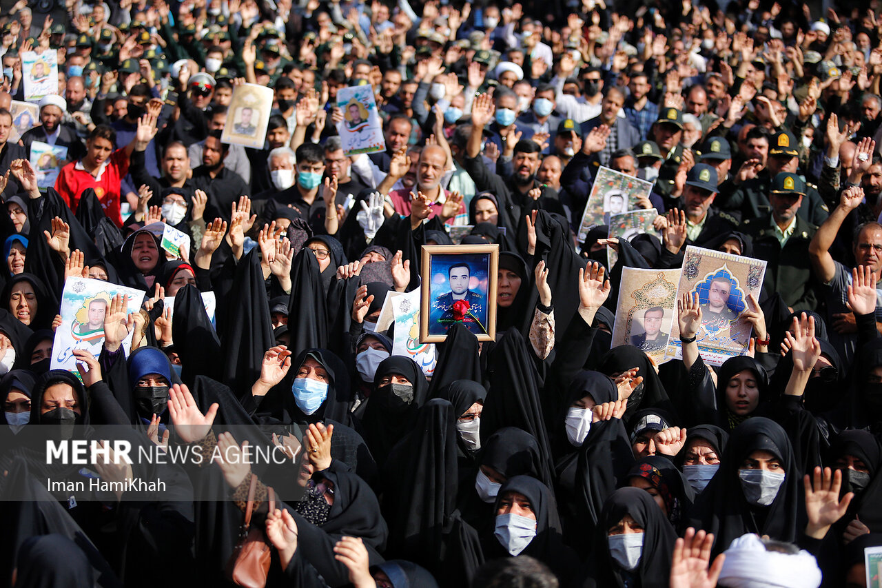 پیکر شهید «علی نظری» بر دستان مردم قدرشناس ملایر تشییع شد