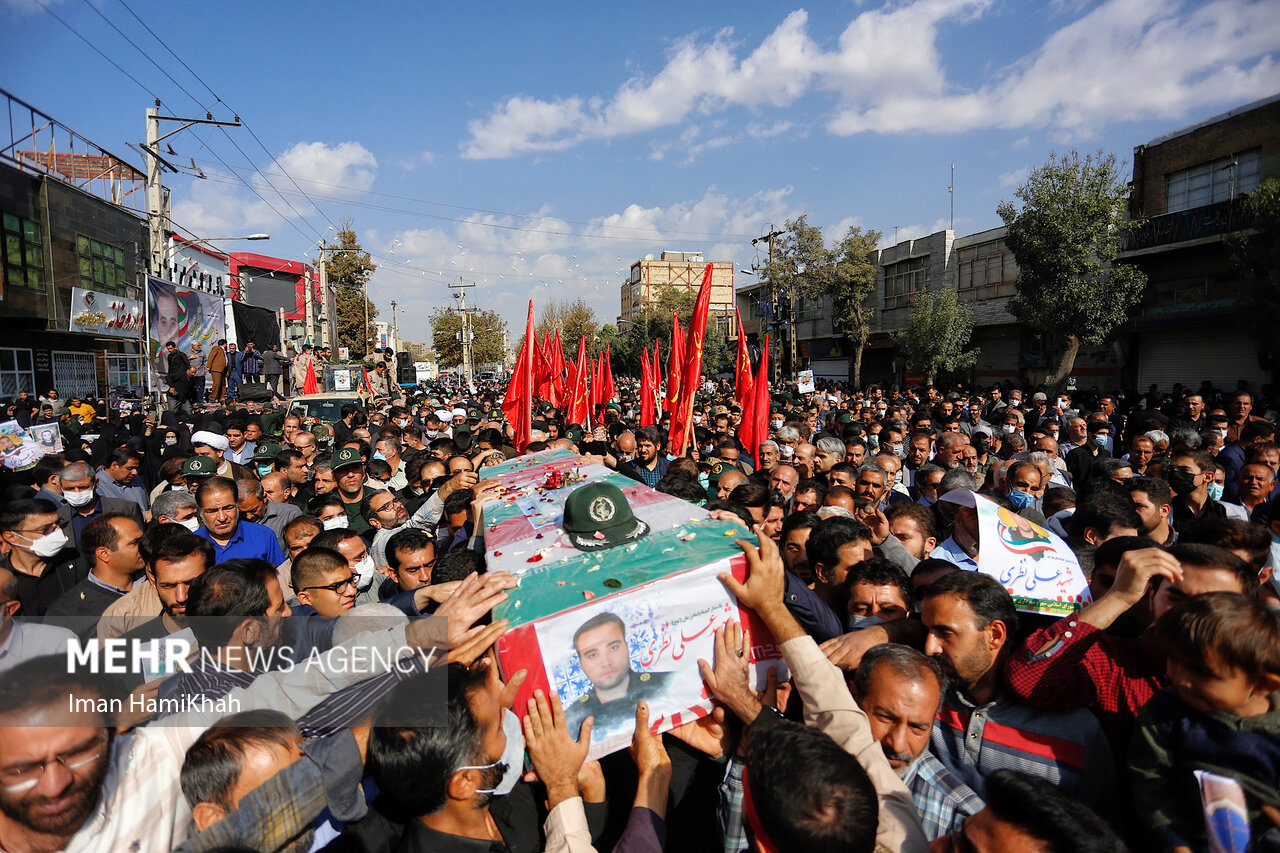 پیکر شهید «علی نظری» بر دستان مردم قدرشناس ملایر تشییع شد