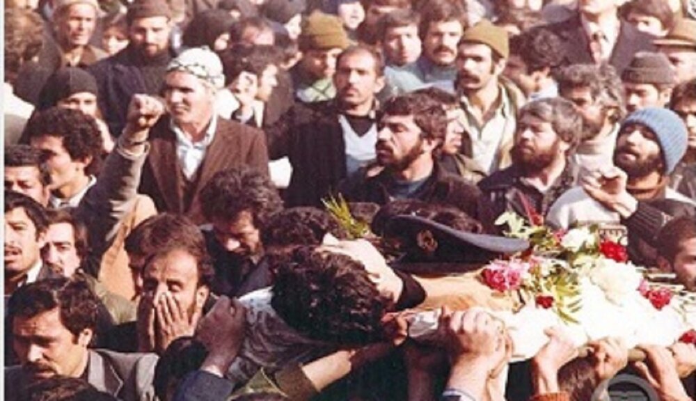 روایتی از شهید ۱۸ ساله انقلاب/ لباس سفید «علی» با خونش گلگون شد